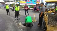 Akibat Truk Bertonase Lebih  Diduga Biasa Ngemel di Jembatan Timbang, Jalan Rusak Parah