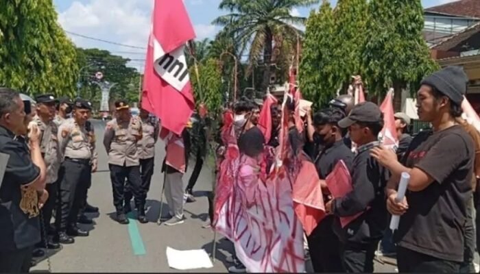 Mahasiswa Trenggalek Suarakan Keprihatinan Kondisi Pendidikan dalam Aksi Damai di Gedung DPRD