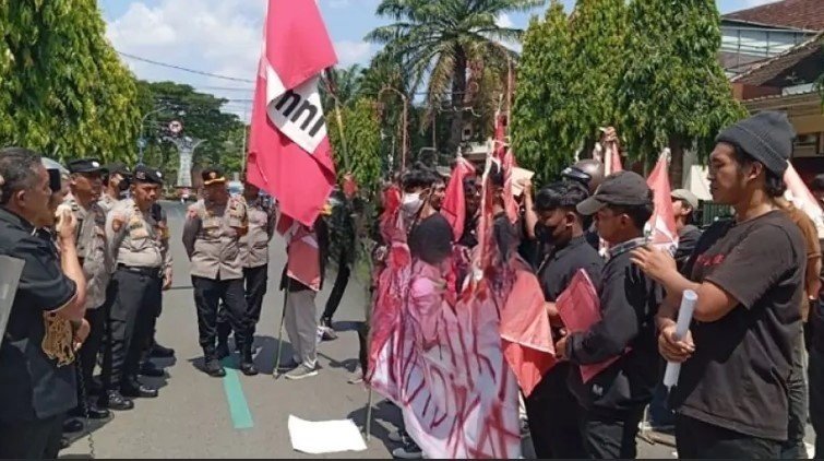Mahasiswa Trenggalek Suarakan Keprihatinan Kondisi Pendidikan dalam Aksi Damai di Gedung DPRD