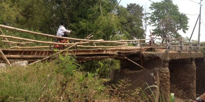 Pulang Pergi Siswa Bertaruh Nyawa Lewati Jembatan Kedungplumpang