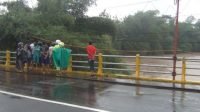 Mandi Dibawah Jembatan Kauman Trenggalek, Terseret Arus Sungai dan Menghilang