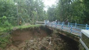 Jembatan Kedung Waru Sampung, Rusak Diterjang Banjir