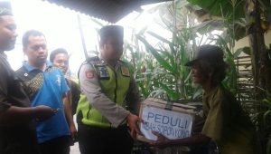 Kakek Sebatang Kara Mendapat Santunan Dari Bhabinkamtibmas Polsek Rengel Dan Pemuda Maibit Tuban