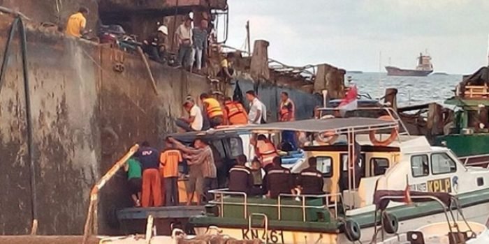 Kapal Tenggelam di Luar Dam Timur Pelabuhan Prio, 5 Orang Tewas