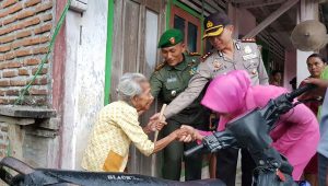 Kapolres Bojonegoro Salurkan Bantuan Korban Banjir dari Kapolda dan Pangdam