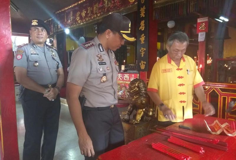 Kapolres TUban meninjau klenteng di TUban jelang perayaan Imlek