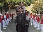 Kapolsek Rengel Berikan Surprise dengan Memanggul Anggota yang Purna Tugas