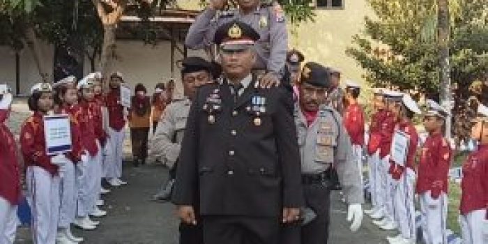 Kapolsek Rengel Berikan Surprise dengan Memanggul Anggota yang Purna Tugas