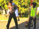 Foto Gendong Jamaah Calon Haji, Kasat Sabhara Polres Tuban Mendapat Pujian Netizen