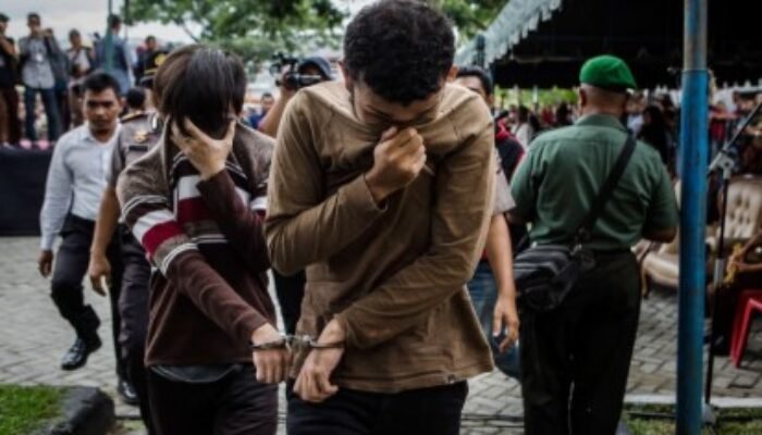 Jaringan Gay Kediri Nganjuk di Akun Facebook;  Di Balik Kode ‘T’ dan ‘B’, Kisah Gonta-Ganti Pasangan Melalui Sosial Media