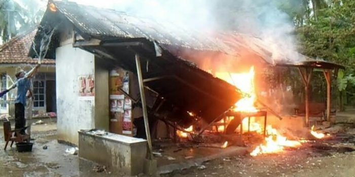 Warga Darawolong Karawang Marah ! – Warung Remang remang Dibongkat dan Dibakar