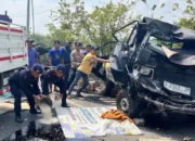 Aksi Heroik Brimob di Lokasi Kecelakaan Maut Pikap vs Truk di Bojonegoro, Tumpahan Minyak Dinetralkan