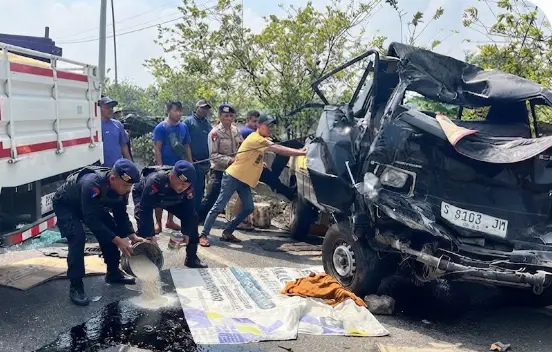 Bojonegoro, kecelakaan lalu lintas, Satbrimob, hukum, keselamatan jalan, Jawa Timur