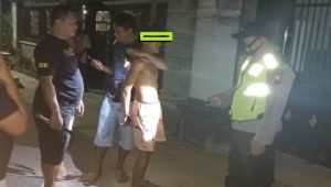 Sepasang Kakek Nenek Renta , Disabet Sabit, Tergeletak