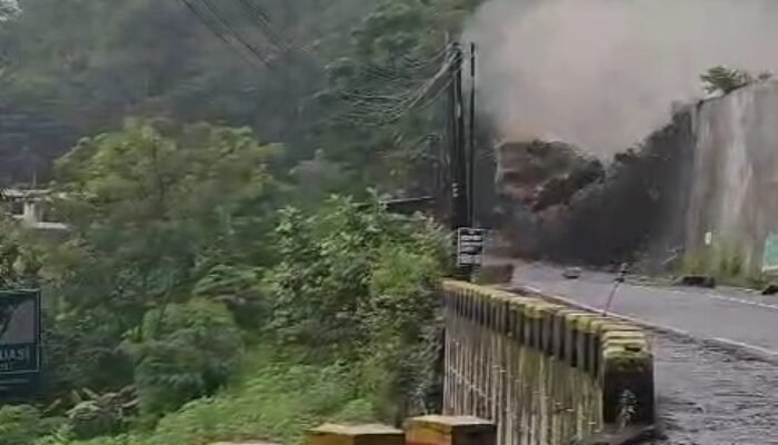 Batu Raksasa Setara Truk Longsor dari Tepi Gunung, Tutup Jalur Trenggalek Ponorogo