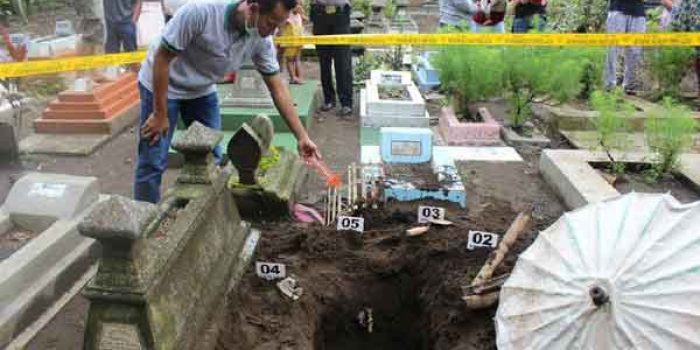 Geger Malam Jumat, Maling Kain Kafan di Kuburan Untuk Pasugihan