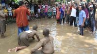 Jalan Rusak Tidak Terurus , Kelompok Seniman Gelar Aksi Teatrikal