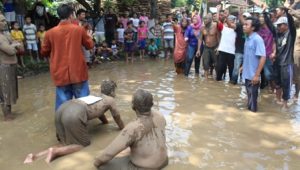 Jalan Rusak Tidak Terurus , Kelompok Seniman Gelar Aksi Teatrikal