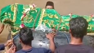 Video Viral ! Mayat Dilarung Lewati Derasnya Air Menuju Pemakaman, Para Pelayat Nyebur Sungai