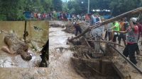 Ini Dua Anak Yang Ditemukan Sudah Menjadi Mayat – Banjir Bandang di Banyakan Kediri