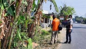 Mayat Tergeletak di Pinggir Jalan  Terlilit Sajadah Gegerkan Warga Mojokerto