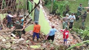 Rumah Rata Tanah Diterjang Tanah Longsor di Kaki Gunung Wilis