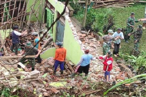 Rumah Rata Tanah Diterjang Tanah Longsor di Kaki Gunung Wilis