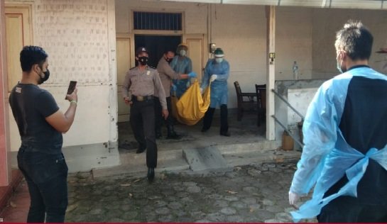 mengurung diri dalam rumah kakek ini mati dekat kiamar mandi