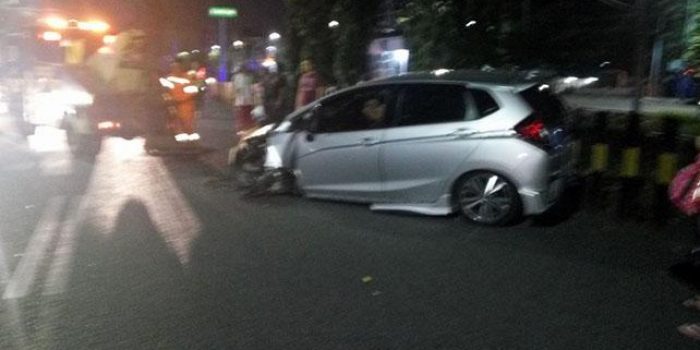 Nabrak Pembatas Kereta Api, Honda Jazz Ringsek