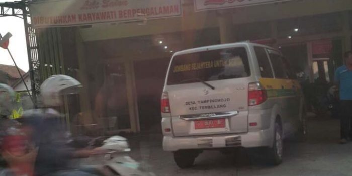 Keluar Masuk Riasdiri  ke Salon Kecantikan, Pakai Mobil Siaga Desa