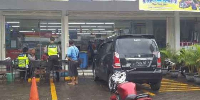 Maunya Ngerem Mobil, Malah Tancap Gas – Mobil Nabrak Minimarket