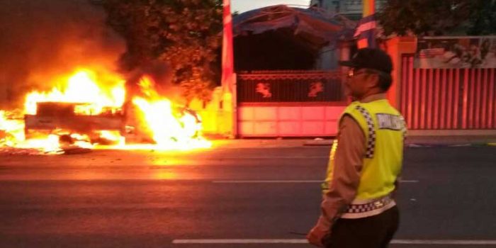 Mobil Pick-Up Bermuatan Mebel Terbakar di Depan Mess TPPI Jenu Tuban