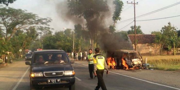 Diduga Konsleting, Mobil Pemudik Asal Surabaya Terbakar di Nganjuk