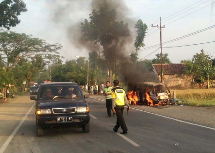 mobil terbakar