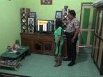 Pria Paruh Baya Ngamuk dan Merusak Rumah Warga