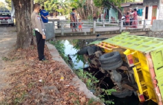 Sopir Ngantuk, Nekat Jalan, Terjun Bebas ke Sungai