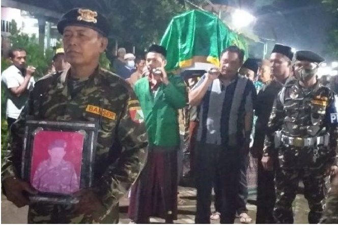 Ngimami sholat tarawih, di mushola Al Hidayah, Pandean Miagan, Mojoagung, Khadisin (61) ambruk hingga meninggal dunia, di pengimaman, seusai menyelesaikan jamaah tarawih dan witir