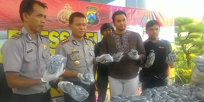 Kasihan Pemuda Ini ; Jualan Serbuk Mercon Untuk Lebaran, Malah Gak Bisa Lebaran