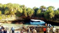 Ombak Pantai Srau Pacitan, Menggulung Tiga  Pelajar