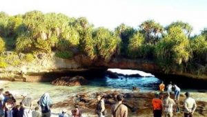 Ombak Pantai Srau Pacitan, Menggulung Tiga  Pelajar