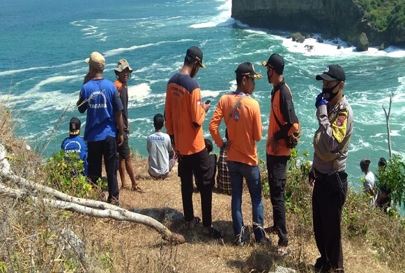 Pacaran di tengah ombak pantai selatan