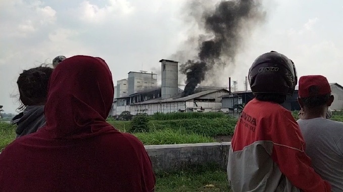 sebuah pabrik produksi tepung di Jalan Krian-Mojosari, Gading, Watukenongo, Kecamatan Pungging, Kabupaten Mojokerto, Kamis