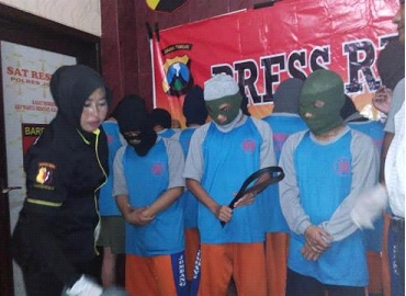 Hasil otopsi di medis dalam kasus tewasnya santri di Pondok Pesantren Darul Ulum Jombang menyimpulkan bahwa Abdullah Muzaka Yahya (15), santri PPDU (Pondok Pesantren Darul Ulum) Rejoso, Kecamatan Peterongan, dianiaya 13 orang temannya sendiri, Korban diketahui berdasarkan hasil otopsi dari Rumah Sakit dr Soebandi Jember, tubuhnya penuh luka lebam dan lecet.