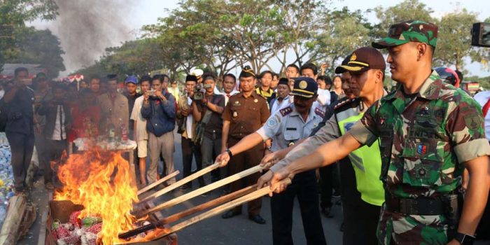 Pemusnahan Barang Bukti Hasil Operasi Pekat Polres Kediri jadi Tontonan Warga