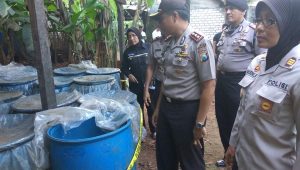 Kapolres Tuban Pimpin Penggrebekkan Pabrik Arak di Widengan