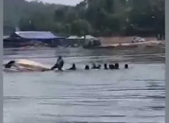 Perahu Angkut 20 Penumpang Terbalik dan Tenggelam di Waduk Kedungombo