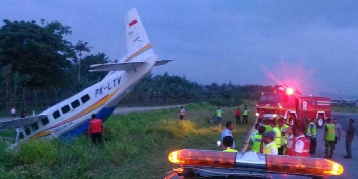 Rem Tidak Berfungsi Normal, Pesawat Tergelincir ke Parit – PIlot dan Kru Hanya Luka Lecet