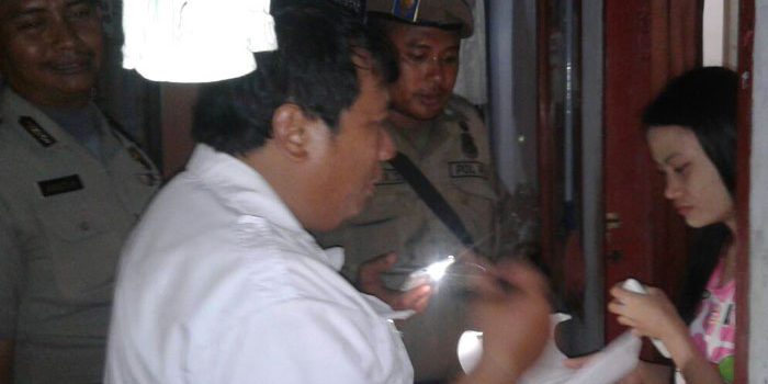 Razia Di Kawasan Kos kosan Yang Dihuni Buruh – Pintu Rumah Digedor Gedor