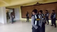 Polisi Bersenjata Laras Panjang Kawal KPK Geledah Ruangan Istri BUpati Nganjuk