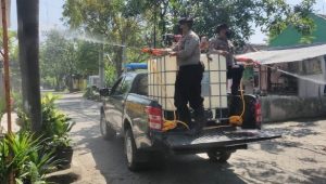 Covid 19 di Mojokerto Meningkat, Polisi Semprotkan Disinfektan